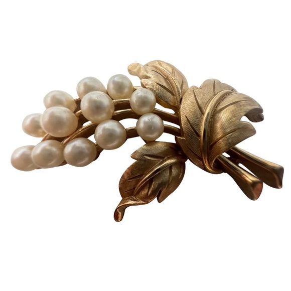 Vintage Designer Crown Trafari Susan Caplan Gold Faux Pearl Grape Brooch - Picture 7 of 12